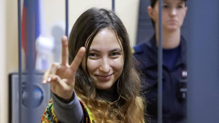 ChroniclesKiev's tweet photo. Sasha Skochilenko è stata trasportata da una prigione di S. Pietroburgo verso una direzione sconosciuta.
#Assange libero ci ricorda che in molti non hanno più nulla da fare, ma ho la sensazione che nessuno di loro avrà tempo di spendere una sola parola su di lei.
#freeskochilenko https://t.co/AvfRnHZn2p