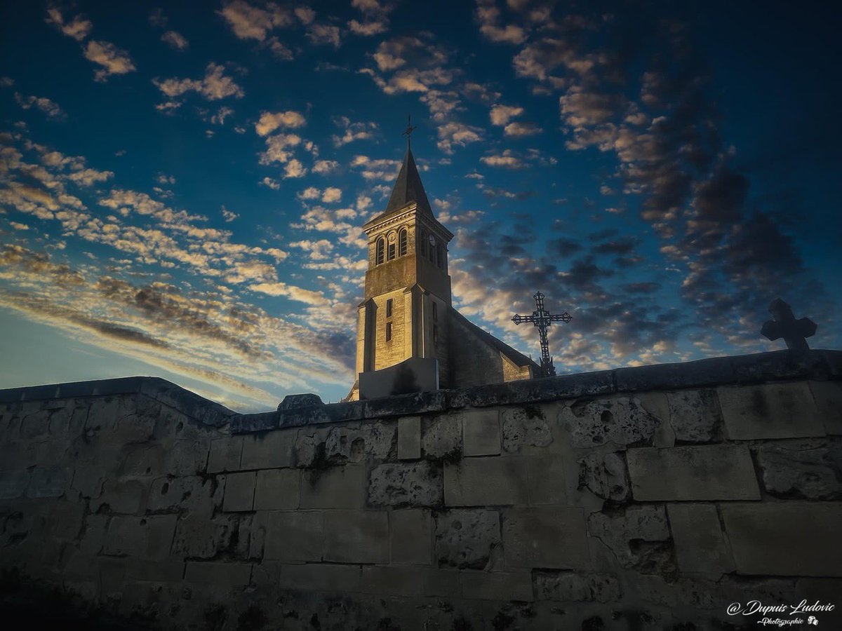 dupuislulu's tweet photo. Chaque monument et chaque église a une histoire à raconter, une photographie  est une façon de capturer non seulement leur architecture, mais aussi l'âme des siècles qui les ont façonnés. https://t.co/UsvzmwEbtn