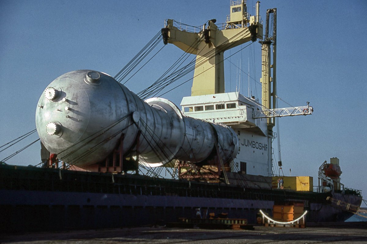 jldcampa's tweet photo. The heavy-load carrier JUMBO CHALLENGER seen here @ #Gijon in 1993. She arrived from #Tripoli to load two polymerization reactors of abt 34x8 mts & 300 mt each destined for #PointComfort,TX. Built @ #CapelleAanDenIjssel in 1983. Scrapped #Alang in 2011. https://t.co/ZJHKitKb54