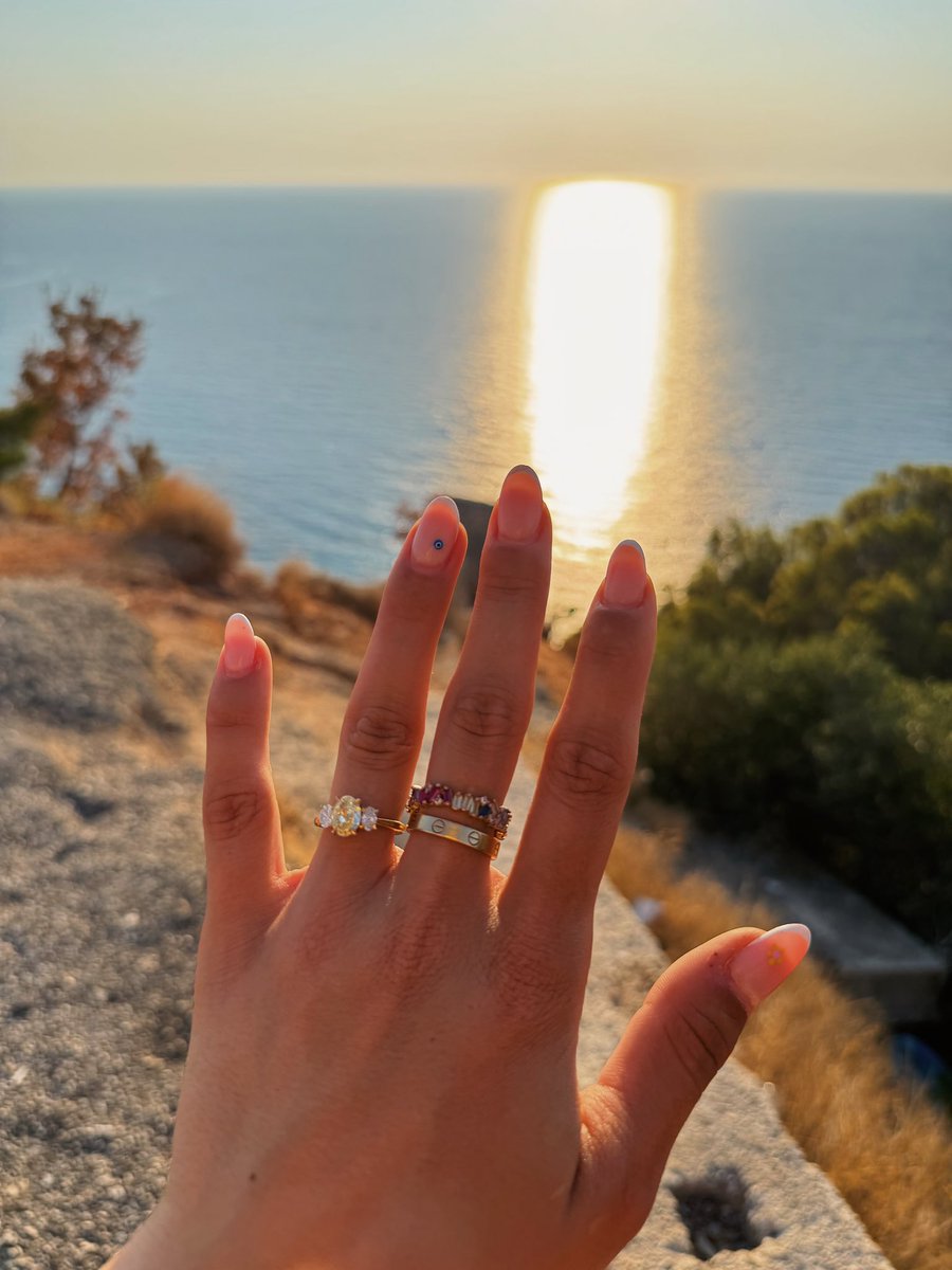 screaming crying throwing uppppp im a fiancé !!!!!