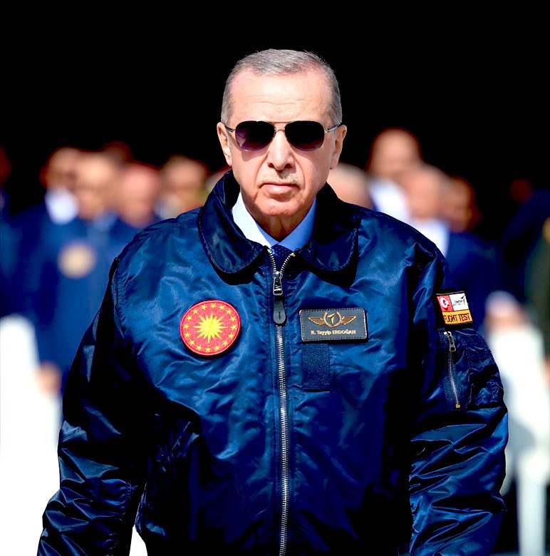 Biz ADAM ‘ın yanındayız. 
Şimdi istisnasız, sivil-siyasi-sanatçı herkes; 
Türkiye Cumhuriyeti Devleti’nin Reisi Cumhuru 
 <a href="/RTErdogan/">Recep Tayyip Erdoğan</a> ‘ın yanında durduğunu göstermeli. 
Yek vücut, haddini bil <a href="/Israel_katz/">ישראל כ”ץ Israel Katz</a> demeli ! 🇹🇷