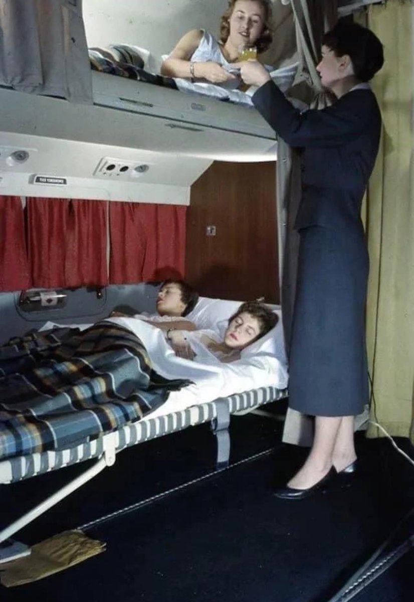 This is a photo taken in 1950 KLM. At the time, Martin M-130s, Lockheed Constellations, and Douglas DC-6s operated by airlines such as KLM and the now-defunct Trans World Airlines (TWA) had beds in both the upper and lower berths.
These beds featured mattresses, Pullman-style