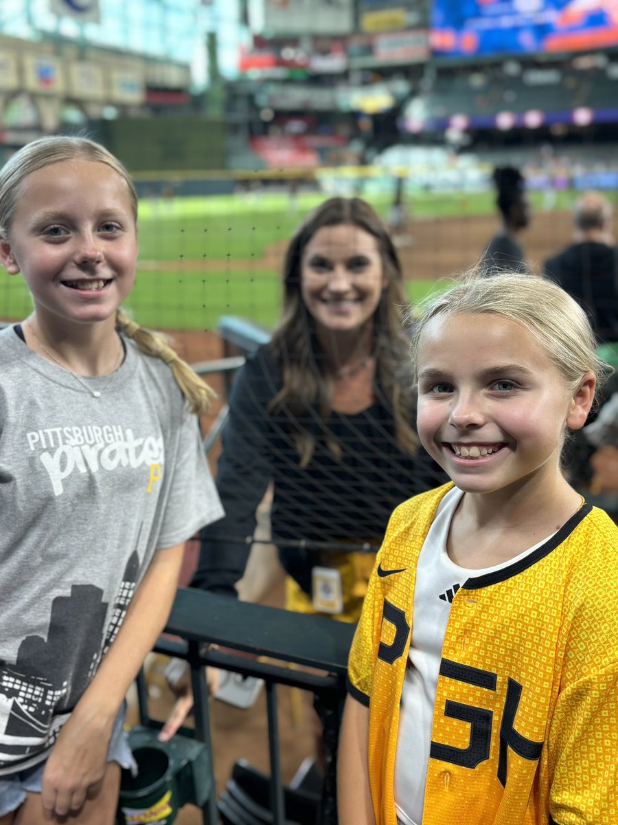 sroach9's tweet image. Thanks to @mearshannah_ for coming over and meeting the girls today. #letsgobucs