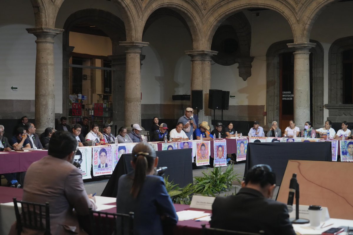 Claudiashein's tweet photo. Me reuní con las madres y padres de los estudiantes de la Normal Rural Raúl  Isidro Burgos en Ayotzinapa, Guerrero, desaparecidos la noche del 26 de septiembre de 2014. Me comprometí a poner toda mi voluntad para dar seguimiento a la búsqueda de la verdad, la justicia y encontrar a sus hijos. Vamos a seguir reuniéndonos.