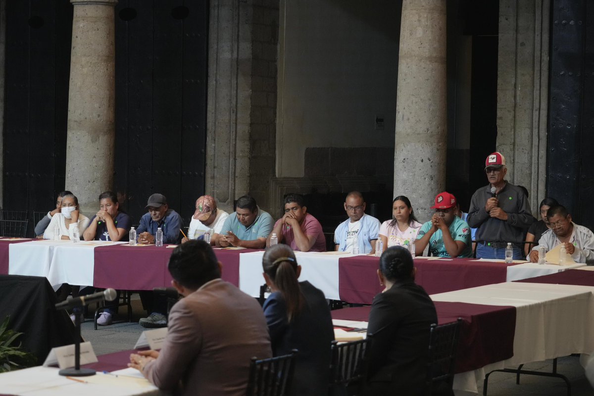 Me reuní con las madres y padres de los estudiantes de la Normal Rural Raúl  Isidro Burgos en Ayotzinapa, Guerrero, desaparecidos la noche del 26 de septiembre de 2014. Me comprometí a poner toda mi voluntad para dar seguimiento a la búsqueda de la verdad, la justicia y encontrar