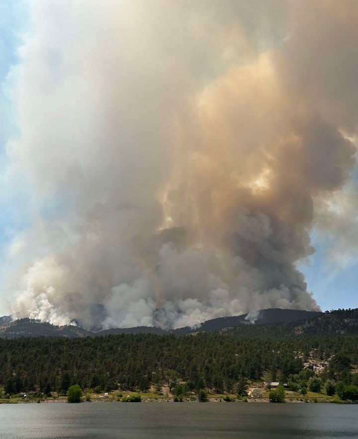 First responders are pulling water from surrounding reservoirs to put out the #AlexanderMountainFire in Larimer County.

📸: Brittany Morrison | Green Ridge Glade Reservoir

Latest info: denver7.com/news/wildfire/…