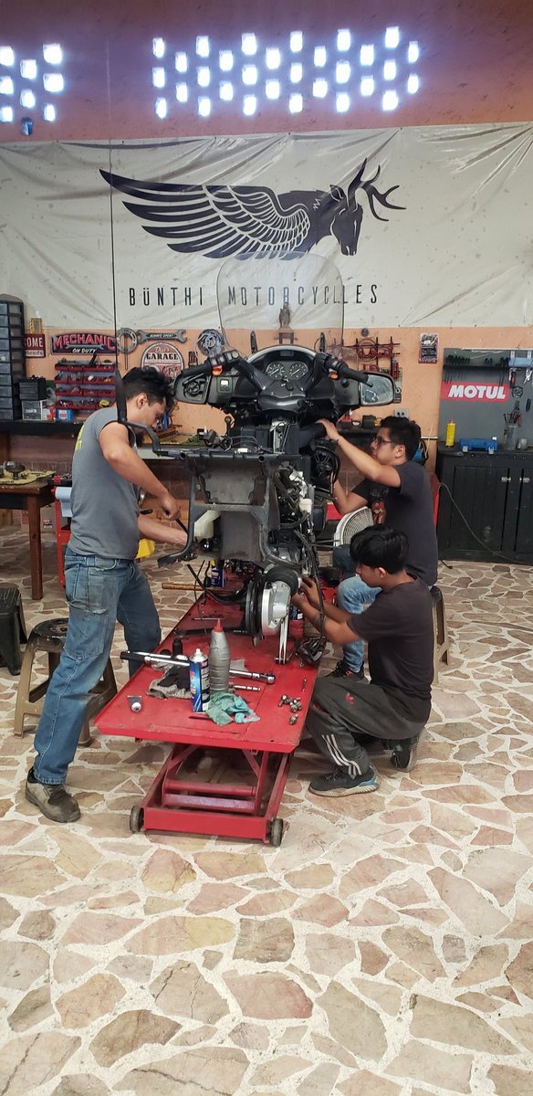 CapitanJoss's tweet photo. Mis muchachos... ¡chingándole! @BunthiMoto #BünthiMotorcycles #JoinTheWind https://t.co/xBI9ArRUIx