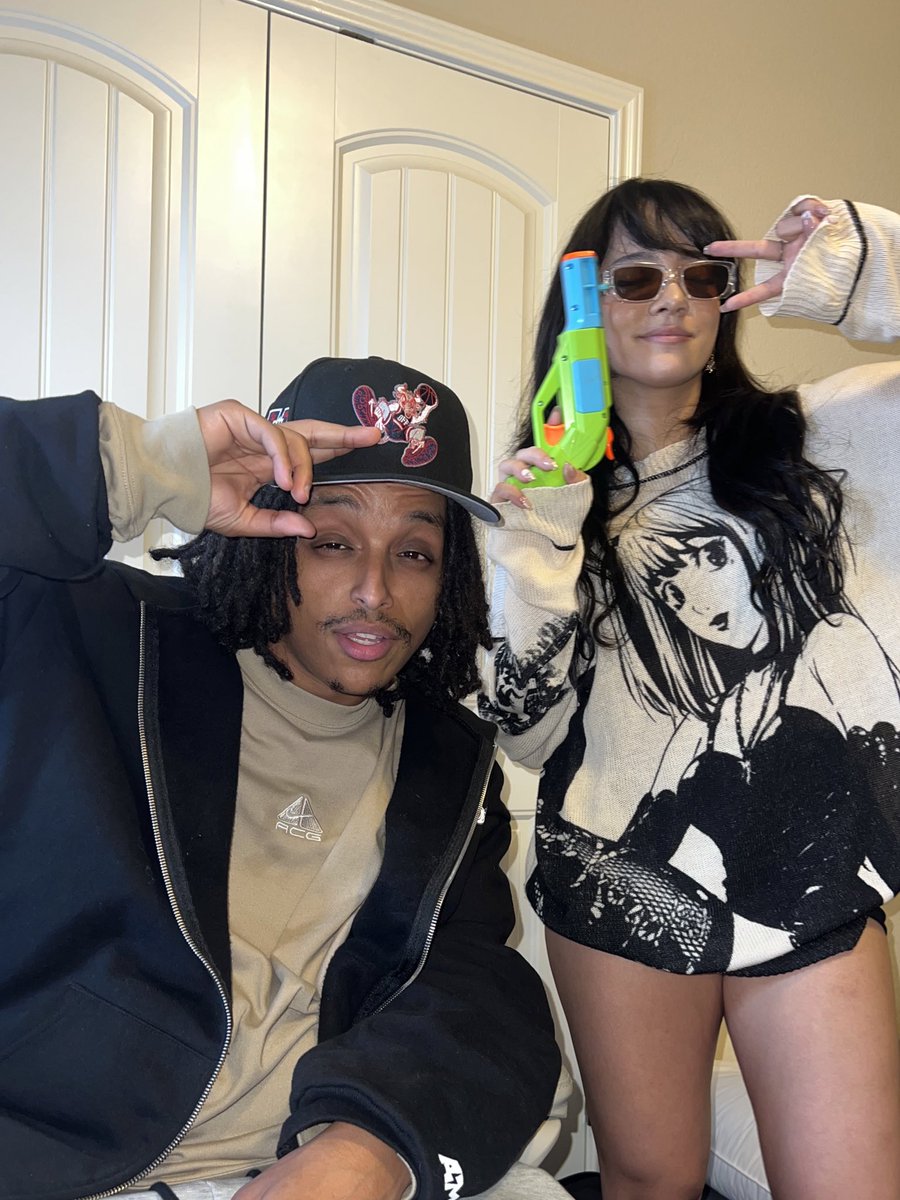 cinnabrit's tweet photo. LETTING AGENT MOVE IN SINCE HES HOMELESS https://t.co/k7I4UCVcd4