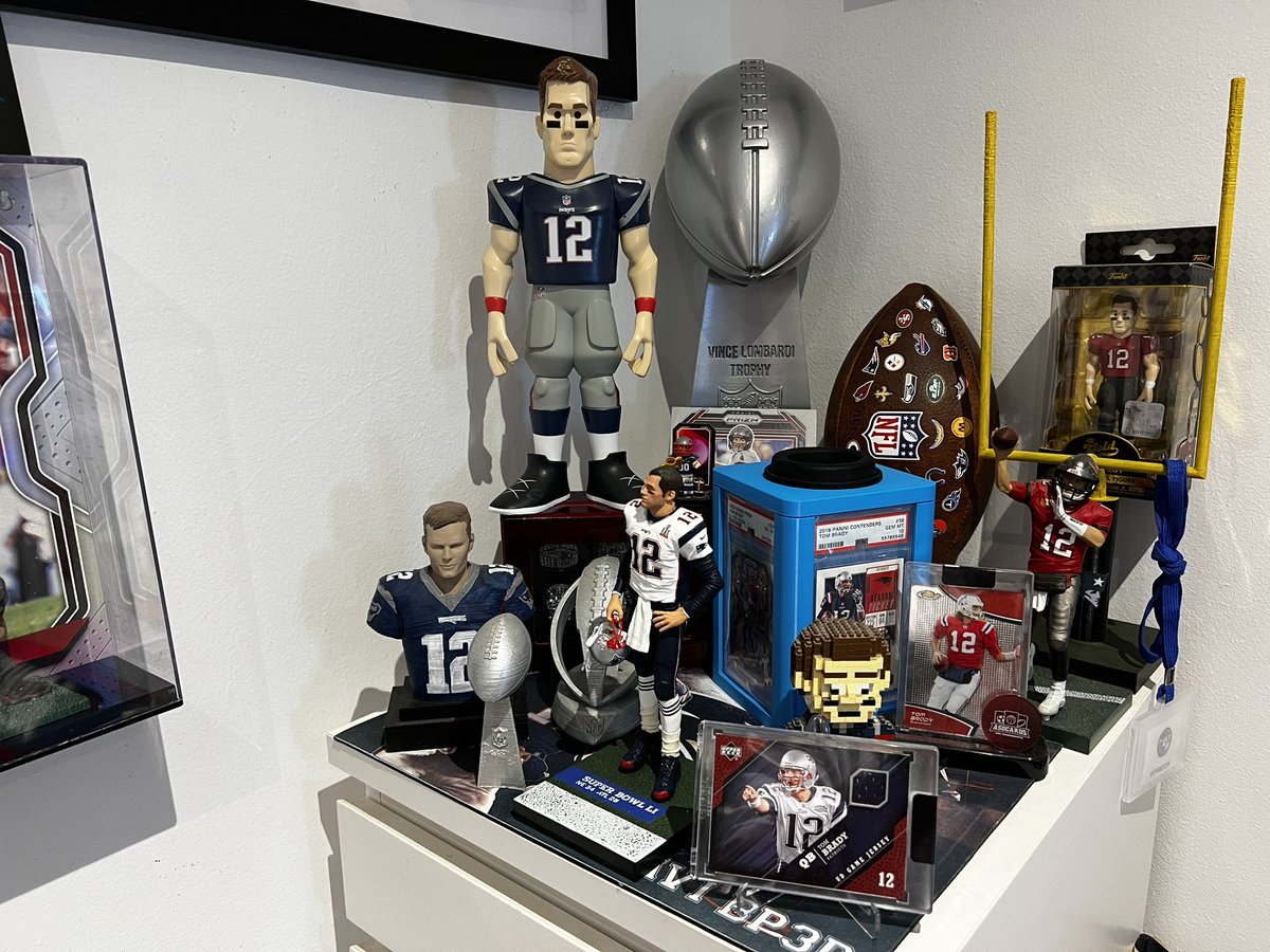 ivanbapo's tweet image. Un poquito de mi pequeño #altar en honor al #GOAT𓃵 #brady 🥰🏈