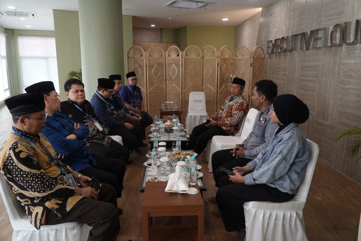 Gus_Bach's tweet photo. Bapak-bapak PP Muhammadiyah menerima aspirasi masyarakat yg kalau tidak salah diwakili sdr Jumhur &amp;Silvy, yg mengatasnamakan FORUM CIKDITIRO dg baik, elegan&amp;penuh kehangatan saat kosolidasi Nasional di Unisa yang membahas soal TAMBANG. 
#muhammadiyah 
#tambang 
#konsolidasi https://t.co/vlUGOZjRhV