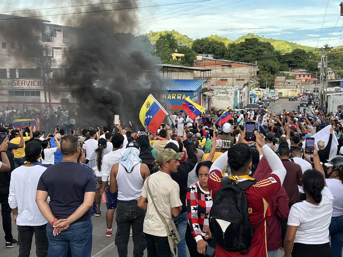 pedroz_z's tweet photo. #Guárico | 6:40pm | Grupos antimotines de PoliGuárico y Guardia Nacional lanzaron bombas lacrimógenas a cientos de manifestantes que protestan contra resultados electorales en San Juan de los Morros.

#ProtestasVenezuela 
#29Jul2024 https://t.co/vgeAYYC7nw