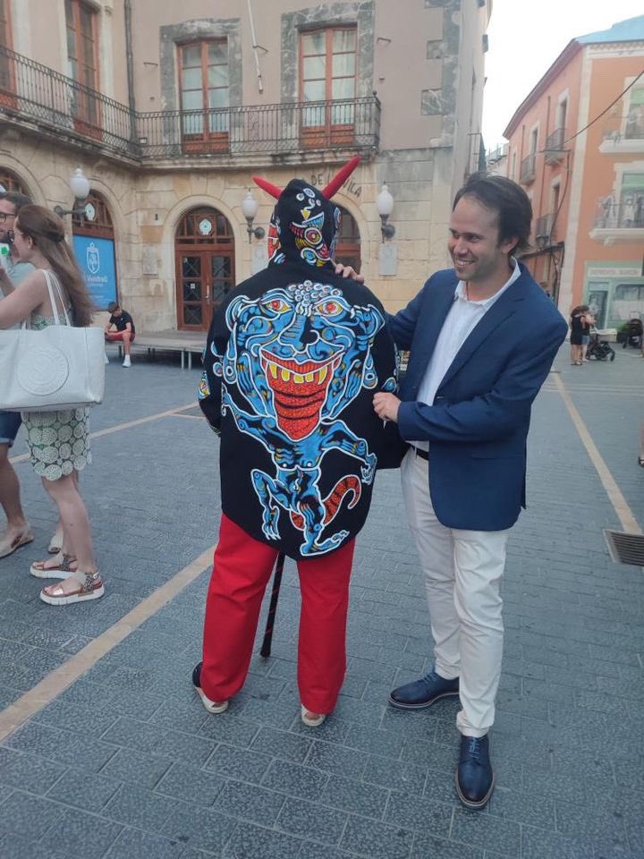 JoanMarcF's tweet photo. Una festa major molt especial aquest any 💚💙😊 estic molt content de com al Vendrell han agradat els nous vestits dels diables @DiablesVendrell #elvendrell #vendrell #fmelvendrell #festamajor 🎨🎉 https://t.co/rQj0xtbk80