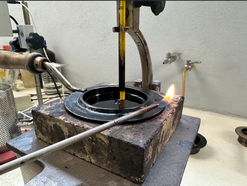 SOBSECDMX's tweet photo. ¿Sabías que?🔬

Además de producir el asfalto utilizado en las vialidades de la capital, la @PLANTA_PROD_MA cuenta con laboratorios donde se realizan controles de calidad y pruebas a las propiedades de desempeño de los materiales para garantizar su durabilidad y resistencia. https://t.co/voDIYwjfTP