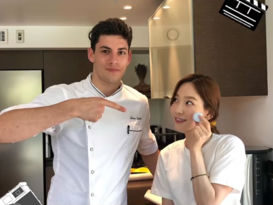 309KTYSS's tweet photo. [ENG] French chef Ludovic Gambini (who appeared on Girls’ For Rest) shared a photo with Taeyeon 💜

“A souvenir of our show
@/taeyeon_ss
What a moment”

240730 #태연 @TAEYEONsmtown https://t.co/6uIxn5BH8l