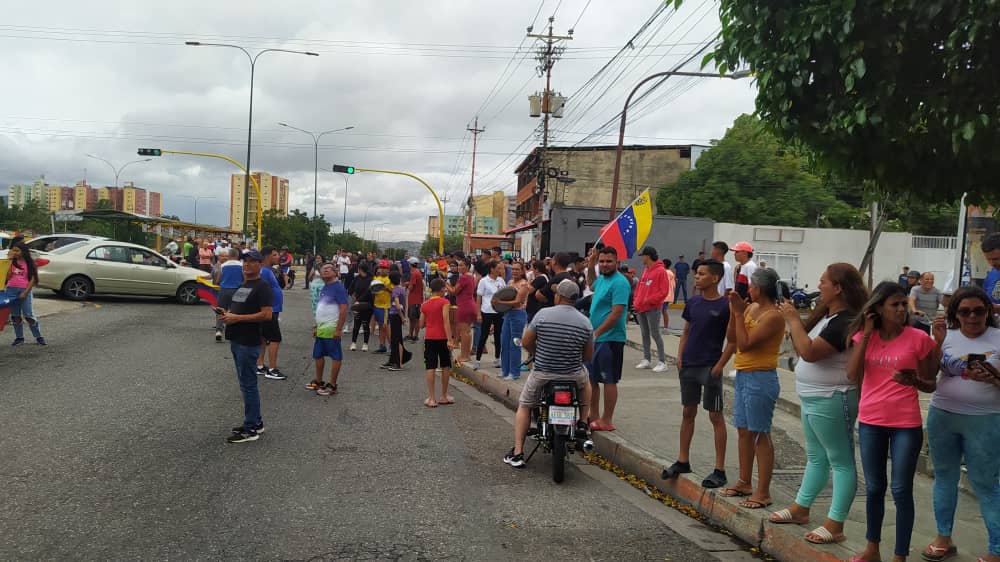 moiselis33's tweet photo. #29J | En la Av. Florencio Jiménez, al oeste de #Barquisimeto, ciudadanos mostraron su descontento con los resultados de las elecciones presidenciales haciendo sonar sus cacerolas. https://t.co/xnAAhhPr92