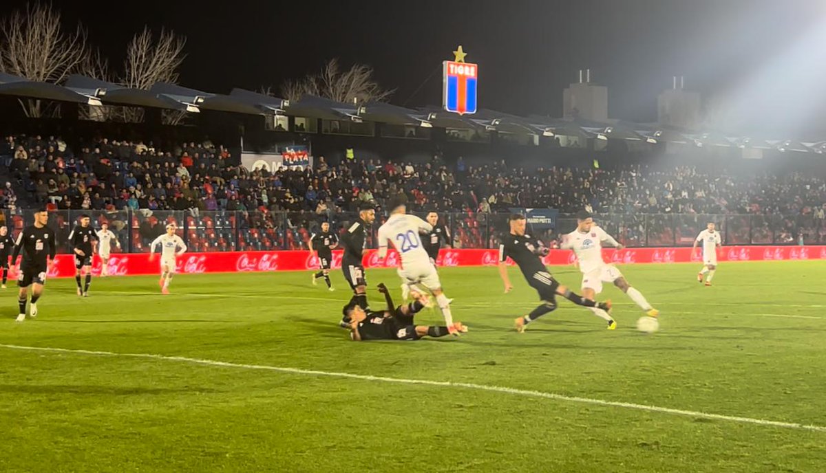 Instante preciso en el que Eric " Cristiano"  Ramírez  conecta el balòn y pone el 2 a 1 para <a href="/catigreoficial/">Club Atlético Tigre</a> sobre #Riestra. #Tigre .