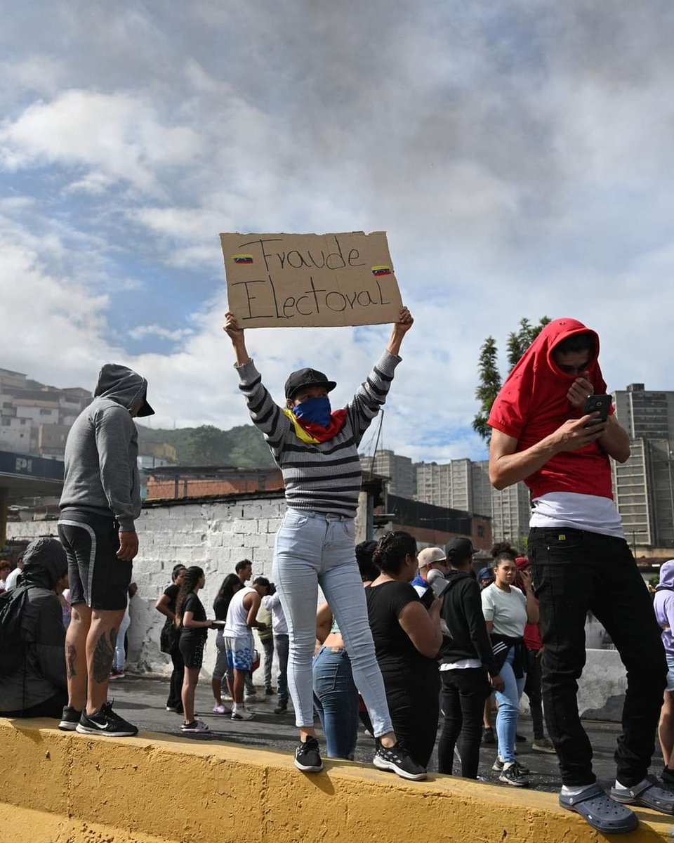OsunaFredi's tweet photo. La historia nos dice "Para acabar con una dictadura hay que vencer el miedo" #VenezuelaLibre ha salido a las calles a manifestarse en contra del fraude electoral que a la vista del mundo se ha cometido, los malos gobiernos y los malos gobernantes deben caer. #FuerzaVenezuela 🇻🇪 https://t.co/Ed9BychW4W