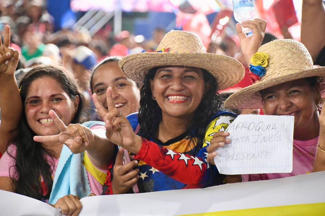 Felicito al Pueblo Comunero por seguir apostando por el proyecto de la Revolución Bolivariana y respaldar a nuestro hermano <a href="/NicolasMaduro/">Nicolás Maduro</a> 
El Chavismo está más vivo que nunca. Sigamos en pie de lucha en cada territorio. En esta nueva etapa vamos a reorganizar nuestras comunas