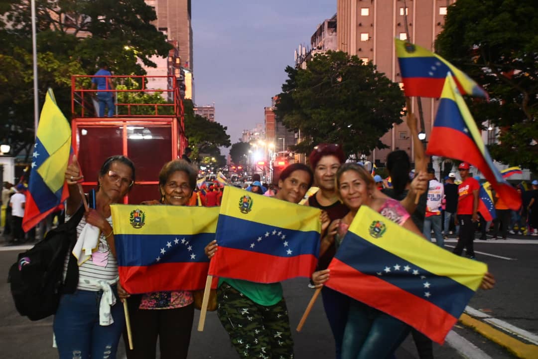 PartidoPSUV's tweet photo. (+IMÁGENES)

Comenzamos a concentrarnos en el Palacio de Miraflores junto al pueblo en defensa de la paz y de la victoria de @NicolasMaduro 📸

#GanóLaPazYlaEsperanza https://t.co/QVIOJR1PW8