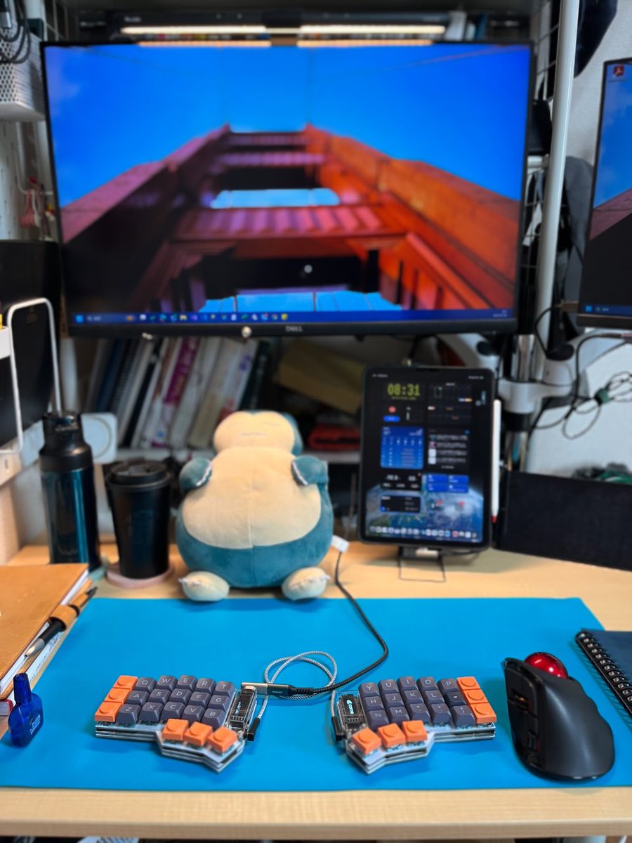 us_key51's tweet photo. 今日は #CorneCherry とトラックボール🖲️
デスク投稿久々です。最近また新しいキーボードキット買ったりスイッチ買ったりと散財気味😅趣味として楽しみつつも、仕事道具としてしっかり仕事は進めます💨
#自作キーボード #デスク周り #狭デスク https://t.co/SoVtPxHWYU