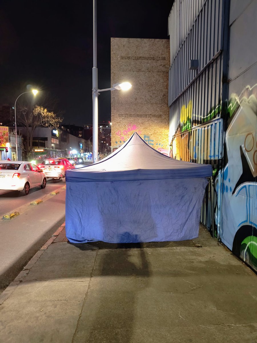 En Av. Portugal casi llegando a Argomendo, vereda Poniente se instalo hoy una Carpa/Ruco en Vereda.
<a href="/Muni_Stgo/">Santiago</a> <a href="/IraciHassler/">Irací Hassler Jacob</a> <a href="/DPR_RM/">Delegación Presidencial Regional Metropolitana</a> <a href="/Orrego/">Claudio Orrego L.</a> Por favor su pronta gestión para quitar, además q' genera dificultad y peligro en tránsito a peatones q' deben bajar a ciclovia y calle.