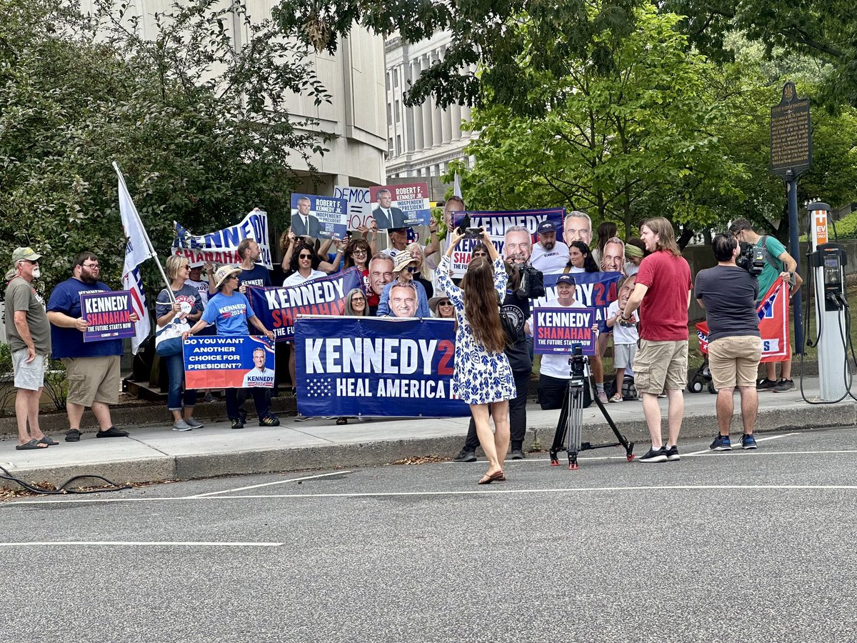 RobertKennedyJr's tweet photo. Today was a really exciting campaign day — we submitted ballot access signatures in NINE STATES! Team Kennedy volunteers turned in signatures in Connecticut, Idaho, Iowa, Maine, Missouri, Ohio, Oregon, Pennsylvania, and West Virginia.

A huge thank you to our amazing volunteers for making this happen.

#unite #americastrong #kennedy24 #kennedyshanahan24
