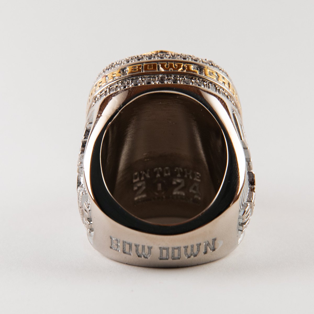 CoachElisara's tweet photo. Washington Football's PAC-12 Championship and Sugar Bowl rings from the 2023 season!

PAC-12 Champions Ring:
💎10 purples stones on the palm commemorate the 10 PAC-12 wins.
💎Scores of each PAC-12 victory on the arbor.

Sugar Bowl Champions Ring:
💍14 purple stones commemorate the first 14-win team in program history.
💍A nod to CFP National Championship berth on the palm.