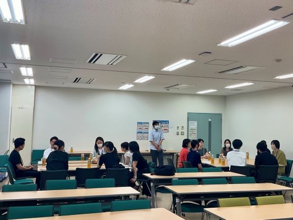 oumd_master's tweet photo. 医・歯学研究科合同で行われた修士学生座談会では、修士2年生の先輩方の就職活動体験談を1年生のみなさんが熱心に聞いていました。大変な盛り上がりを見せたため予定時間をオーバーしても話題が尽きないようでした。医歯学研究科では就職活動支援にも力を入れています！ #岡山大学 #修士 https://t.co/ioj6zKPxK1