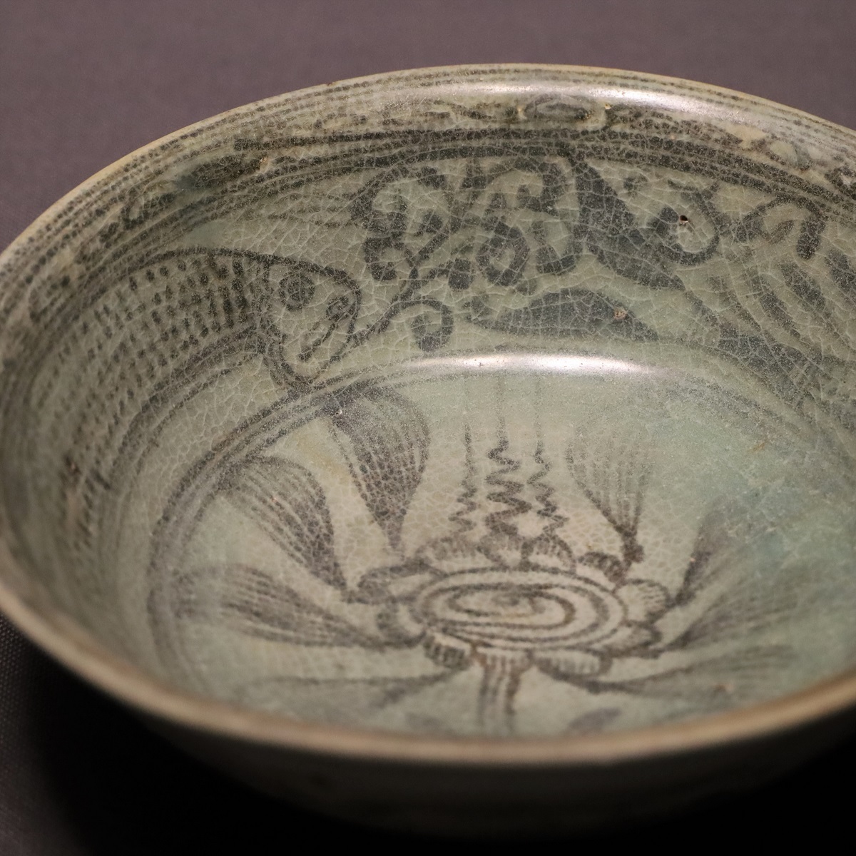 展示替え】タイのやきもので主要な鉄絵の技術が用いられた青磁です