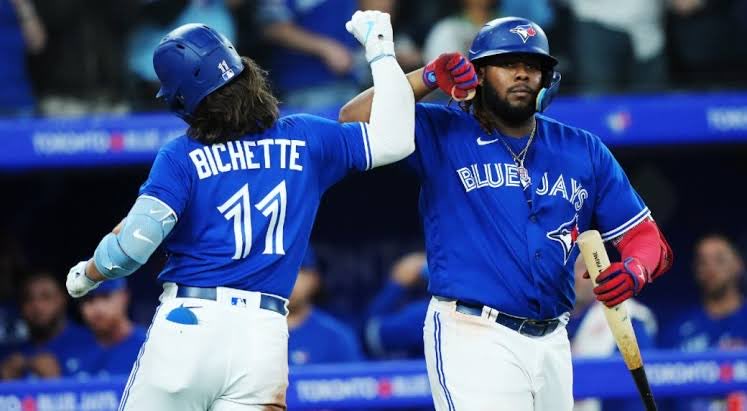 SharkWagers's tweet photo. We’ve done it AGAIN 🎯💵

✅ Orioles / Blue Jays Over 9 -115 1.5U ⭐️

The insane run continues. That’s now 10-1 in the last 11 PODs 🤯

Was sent to 30+ people, sending the next one to 20 who interact with this post 📲 https://t.co/lFHSw78lSM