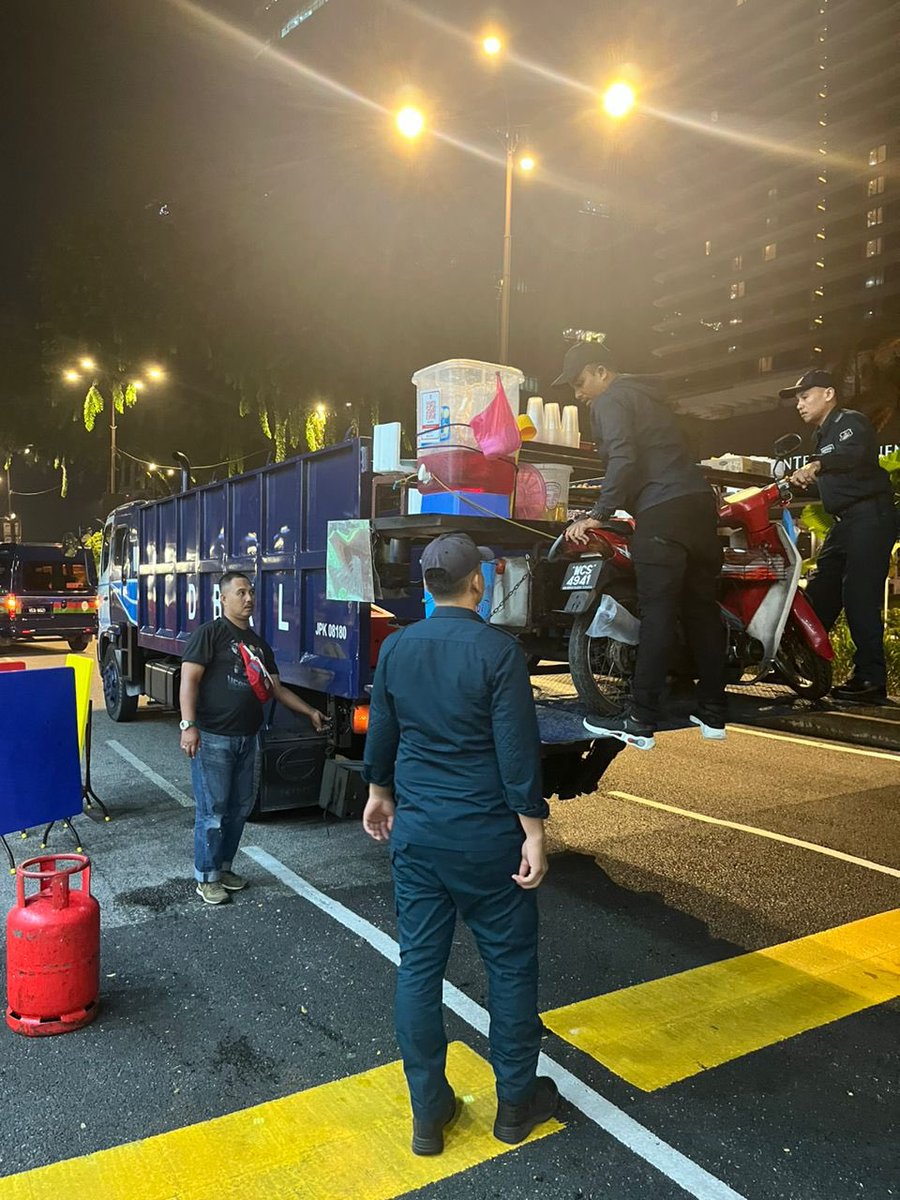 DBKL2u's tweet photo. DBKL melaksanakan tindakan sitaan terhadap penjaja steamboat (lolo) warga asing di Jalan Ampang (bersebelahan MRT Ampang Park).

Melalui tindakan khas yang dijalankan, DBKL membuat sitaan dan pindah halangan menerusi peruntukan di bawah UUK 3(1) UUK Pelesenan Penjaja (WPKL) 2016 https://t.co/BtX5noofED