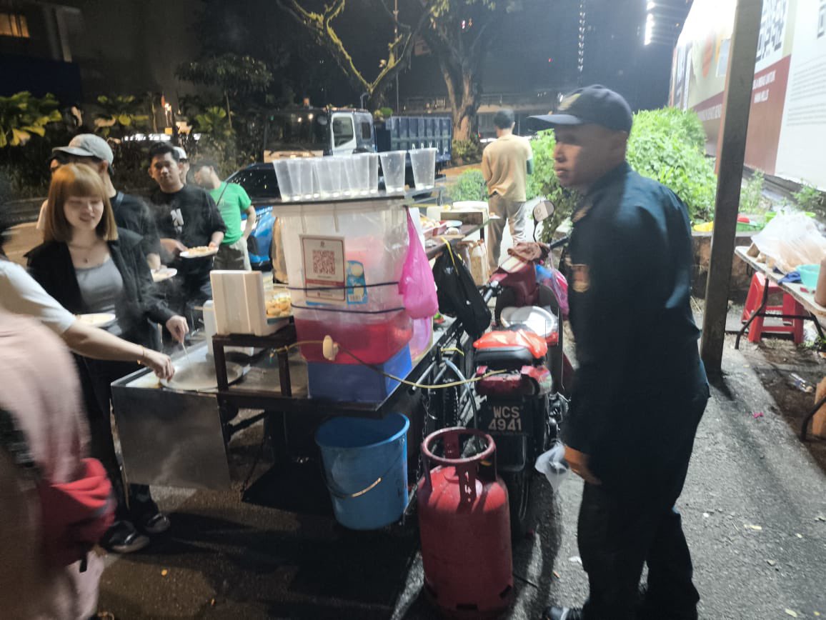 DBKL2u's tweet photo. DBKL melaksanakan tindakan sitaan terhadap penjaja steamboat (lolo) warga asing di Jalan Ampang (bersebelahan MRT Ampang Park).

Melalui tindakan khas yang dijalankan, DBKL membuat sitaan dan pindah halangan menerusi peruntukan di bawah UUK 3(1) UUK Pelesenan Penjaja (WPKL) 2016 https://t.co/BtX5noofED