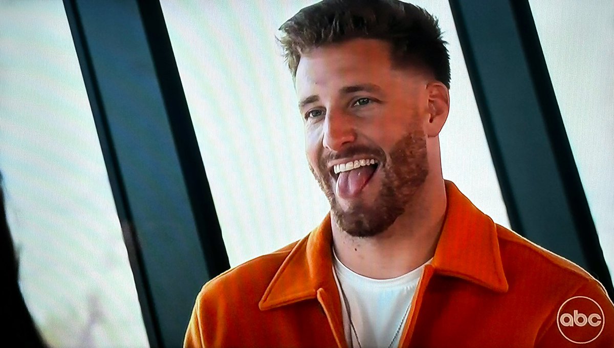Bitchelorette_'s tweet photo. this is your man, Jenn?

#TheBachelorette https://t.co/QGHayT9MIT