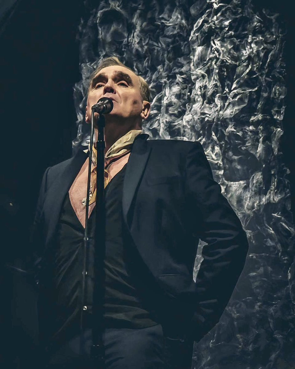 JoeFrady's tweet photo. #Morrissey
Moz Vegas ~ Nite #2
Knockout 📷 ~ Fabian
https://t.co/eMZAGgGyrM
All THIS *⤵️* and a voice that grabs you by your gilded beams…✊🏻
Ain’t gonna get THAT at a Johnny Karaoke Marr night, is yer..?
#TheSmithsForever https://t.co/EWtYSJ6RDb