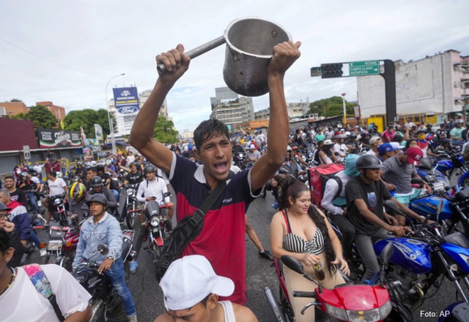 k911noticias's tweet photo. Miles protestan en Venezuela contra la reelección de Maduro: "Tiene que irse"

Miles de venezolanos salieron a las calles del barrio pobre más grande de Caracas y otros puntos de la ciudad para protestar contra la reelección del presidente Nicolás Maduro.

En Petare, al este de la capital, la gente empezó a caminar gritando contra Maduro y algunos jóvenes con los rostros cubiertos arrancaron carteles de su campaña colgados en postes y paredes.

Entre gritos de “libertad” e improperios contra el gobernante, los manifestantes protestaban en medio de la calle los resultados que ofreció el lunes el Consejo Nacional Electoral (CNE) que proclamó oficialmente ganador a Maduro.

“El pueblo está molesto. Tiene que irse de una forma o la otra”, afirmó María Arraez, una estilista de 27 años que salió a calle con una gran bandera venezolana colgada en su espalda.

Fuerzas de seguridad fuertemente armadas se situaron a pocas manzanas de la protesta, que fue pacífica. 

En medio de una intensa lluvia un grupo de jóvenes se acercó hasta una pared del centro de Petare donde estaban colgados cinco afiches de la campaña de Maduro y comenzaron a jalarlos hasta tirarlos al suelo mientras otros gritaban “¡Y va caer, y va caer, este gobierno va a caer!” .

En una de las principales avenidas del este de la ciudad estaba Cleiver Acuña, un artista de tatuajes de 21 años que se concentró con miles de personas para protestar contra el mandatario venezolano. “Nosotros no nos podemos dejar robar esta libertad que nos están robando desde hace 25 años”, dijo Acuña al exigir que en “santa paz” Maduro se vaya de la presidencia.

El CNE declaró oficialmente el lunes a Maduro ganador de los comicios con lo que logró la reelección para un tercer período y recibió las credenciales que lo acreditan como mandatario hasta 2031.

Mientras Maduro ofrecía un discurso desde la sede del CNE, miles de personas salían a las calles de las barriadas pobres del este y oeste de Caracas y otras ciudades del país para protestar golpeando cacerolas y ondeando banderas venezolanas.