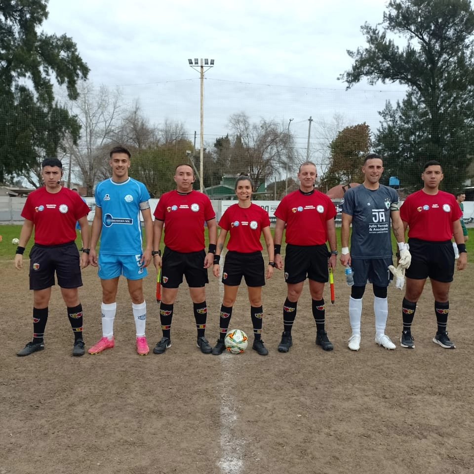 col_arbitros's tweet photo. Destacada labor de Abigal Lopez en la Final🏆ida de la Liga Chascomunense. Abigail junto a Daiana Ilari, es ya la segunda mujer en arbitrar una Final de 1ra división masculina. Felicitaciones⚽️👏👏

#Arbitraje #LigaChascomunense https://t.co/K4A4SVm5lK