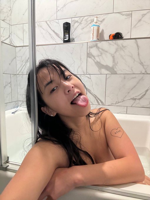 Describe me in one word ? be honest OR ELSE https://t.co/mIc86kYOTl