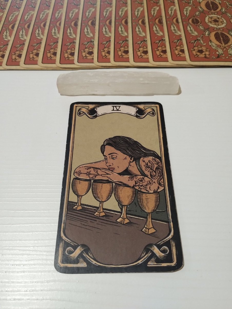 barbara_tarot's tweet photo. ♏ Escorpião

Semana de superação, onde será fundamental demonstrar disposição para mudar as situações e circunstâncias que estão trazendo insatisfação e incômodo.

Há uma sensação constante de estagnação e desmotivação em seu coração, trazendo a sensação de estar preso em uma rotina ou em uma circunstância que não te faz bem. E por mais que você acredite que não exista melhora, há oportunidades de mudança à sua volta, mas elas só trarão benefícios se você estiver disposto a aceitá-las e agir sobre elas.

Em vez de se prender ao que não está funcionando, este é o momento de identificar o que pode ser feito para melhorar sua situação, analise o que está causando o desconforto e busque maneiras de se desvincular disso e promover melhoria.

Pode ser necessário sair da sua zona de conforto, mas essa disposição para enfrentar e mudar o que está te incomodando é essencial para o progresso e para trazer conforto emocional e mental.

Oportunidades de melhoria estarão presentes esta semana, mas elas exigem pro atividade, portanto esteja aberto para novas ideias, novas abordagens e novas soluções.

A disposição para abraçar essas oportunidades será a diferença entre continuar no mesmo estado de insatisfação ou de encontrar satisfação com essa melhora.