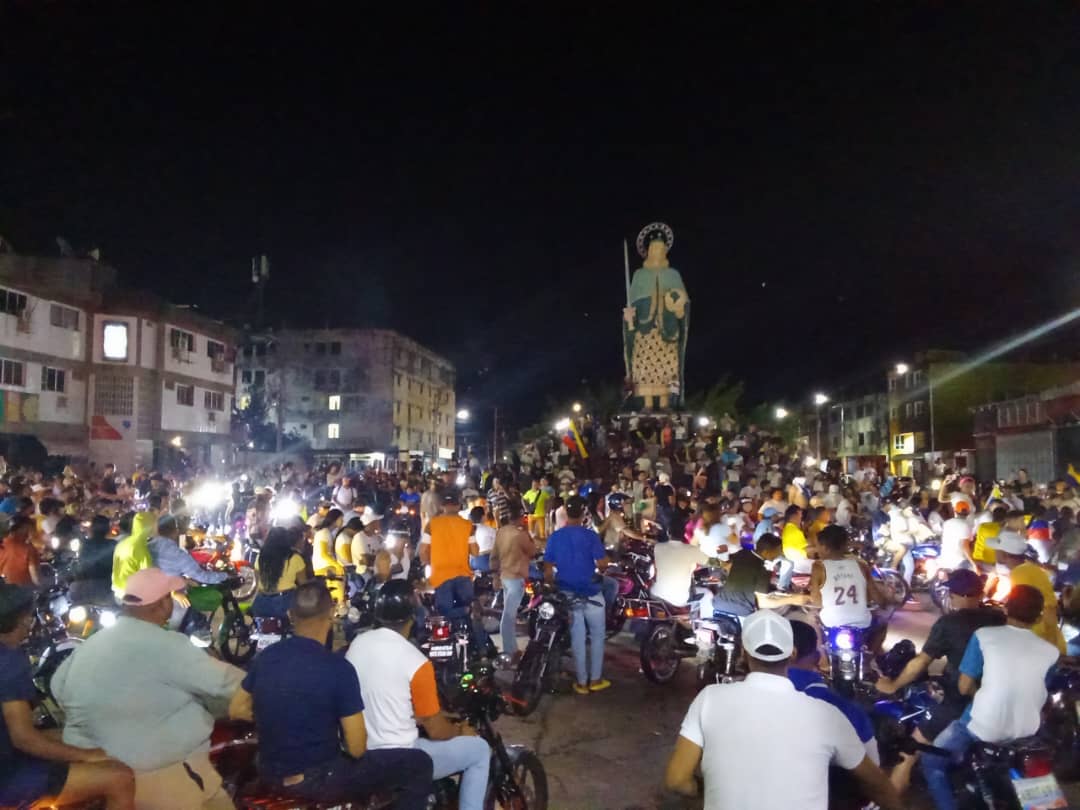 CronicaUno's tweet photo. #Apure #29Jul | A las 8:17 p.m se reúnen simpatizantes de Edmundo González en la estatua San Fernando sitio emblemático para la oposición Apureña.
Vía @Josemunoztv https://t.co/mzrBkjsPzZ
