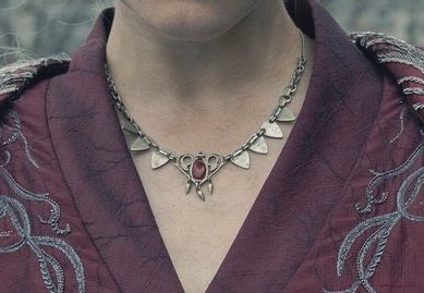 taylicent's tweet photo. aww wait i just noticed that rhaenyra and syrax are wearing matching heart necklaces 😭 https://t.co/0NZRj15PGR