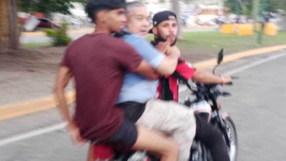 #AlertaSNTP | El periodista Jesús Romero resultó herido de bala hoy cuando cubría las manifestaciones en San Jacinto, #Maracay, #Aragua.
Ahora mismo está en quirófano en el Hospital Central de Maracay. 
Romero es periodista en el medio digital <a href="/CodigoUrbe/">Código Urbe Prensa</a> #29Jul