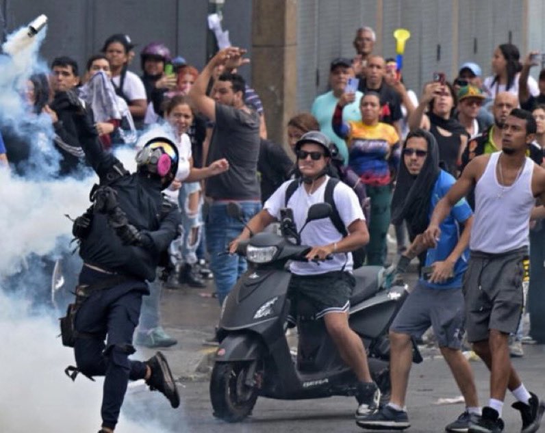 ¡Los manifestantes en Venezuela esencialmente han comenzado lo que sólo puede describirse como un levantamiento popular y una insurrección anticomunista! ¡Maduro está caído! Viva la resistencia, los soldados de franela y todo el pueblo de Venezuela 🇻🇪. ¡VIVA LA LIBERTAD CARAJO!