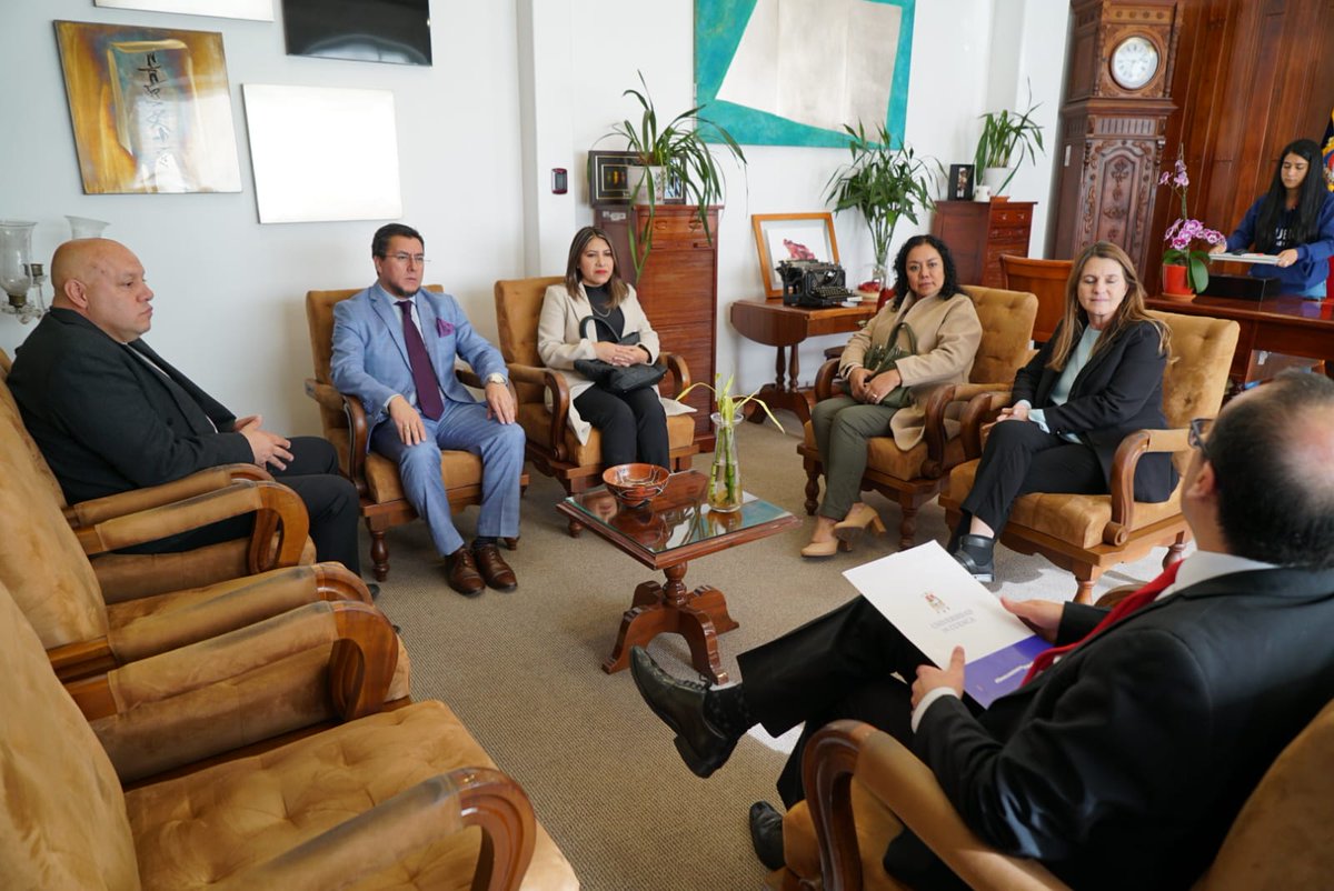 El Dr. Edwin Regalado Pdte de la #AEMAJ y Núcleo #Azuay firmó un convenio marco con la <a href="/udecuenca/">UCuenca</a> de cooperación académica, posgrados, desarrollo de actividades culturales, vinculación con la sociedad y fortalecimiento de sus capacidades institucionales e investigación científica