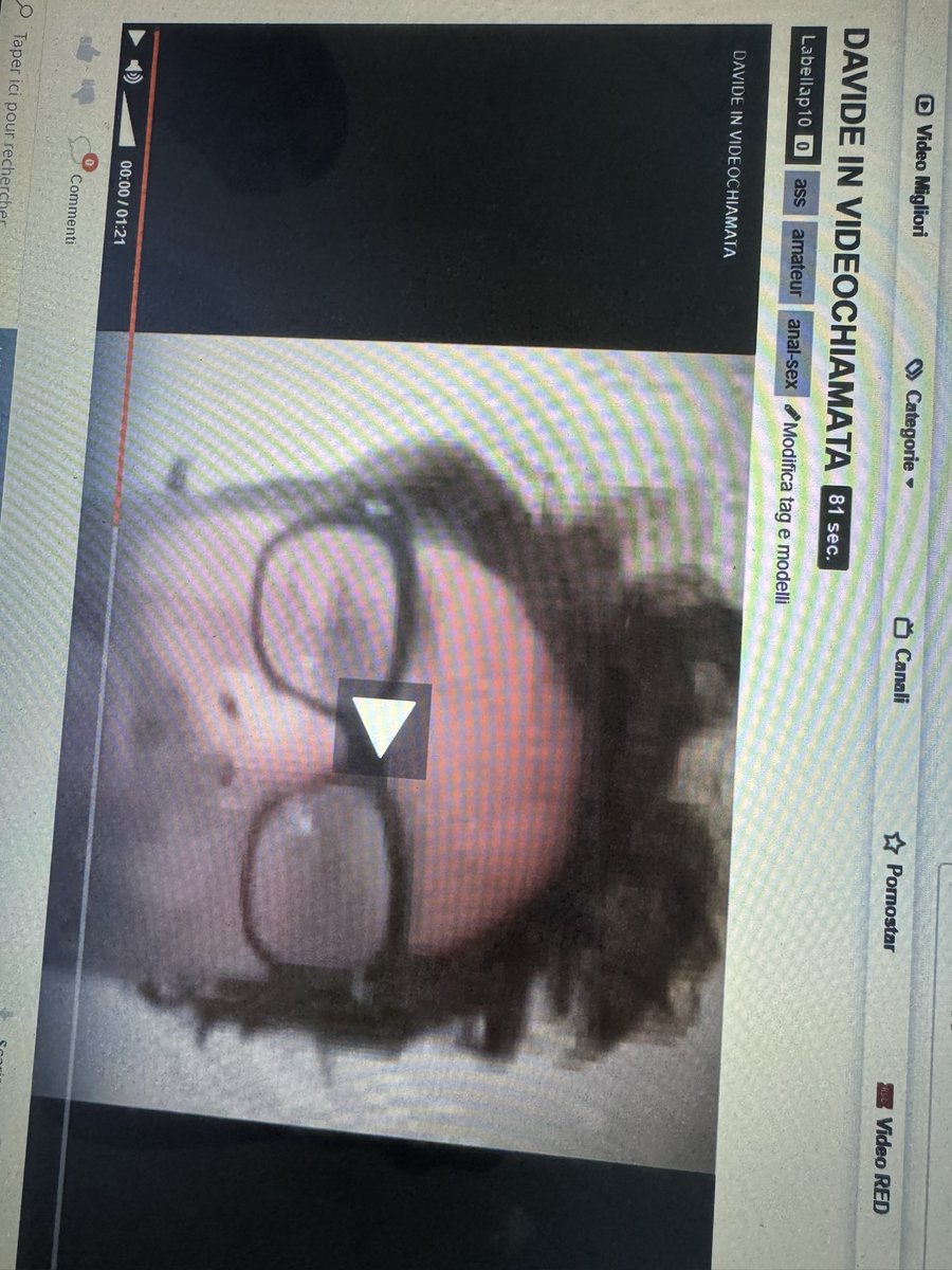 Davide se masturbe in videochiamata davanti una ragazzina