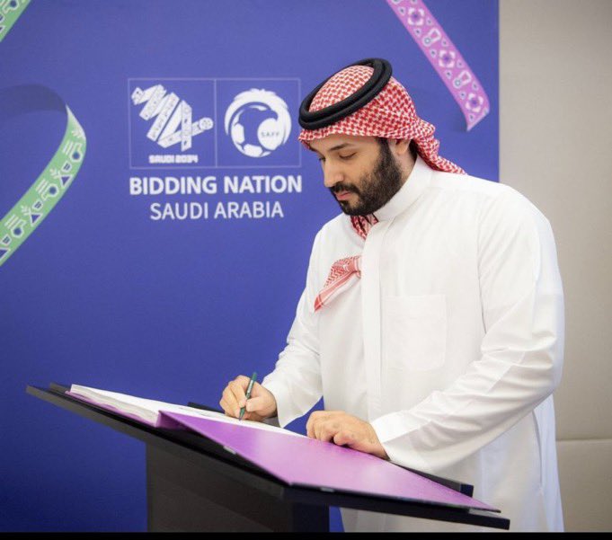 ملهمنا وقائد رؤيتنا 🙏🇸🇦 

مباركة ودعم سمو سيدي ولي العهد -حفظه الله- لـ ملف #ترشح_السعودية2034 يعكس مدى الطموح للارتقاء ببلادنا نحو آفاق جديدة.

#معًا_ننمو