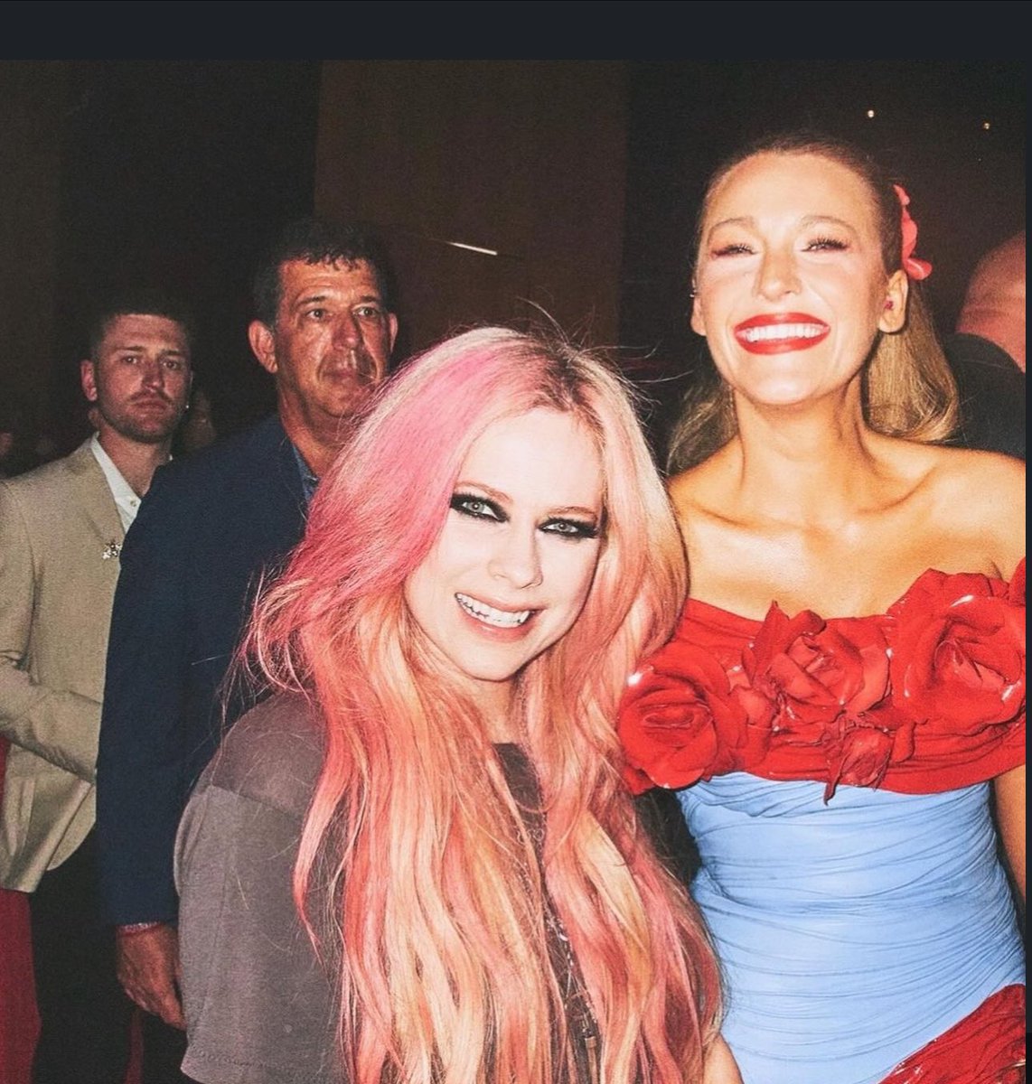 lavignearchives's tweet photo. Avril Lavigne and Blake Lively https://t.co/Z2TI0I31H8