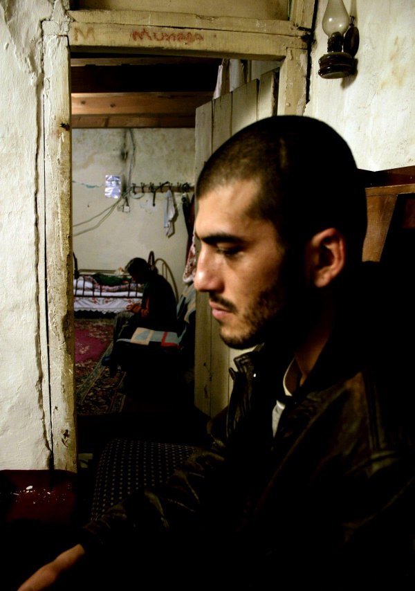 Senle oturduğumuz kayalar yosun tuttu.
Senin kara gözlerin kalbimi yaktı gitti. 

youtu.be/U5HMzGVXVYg