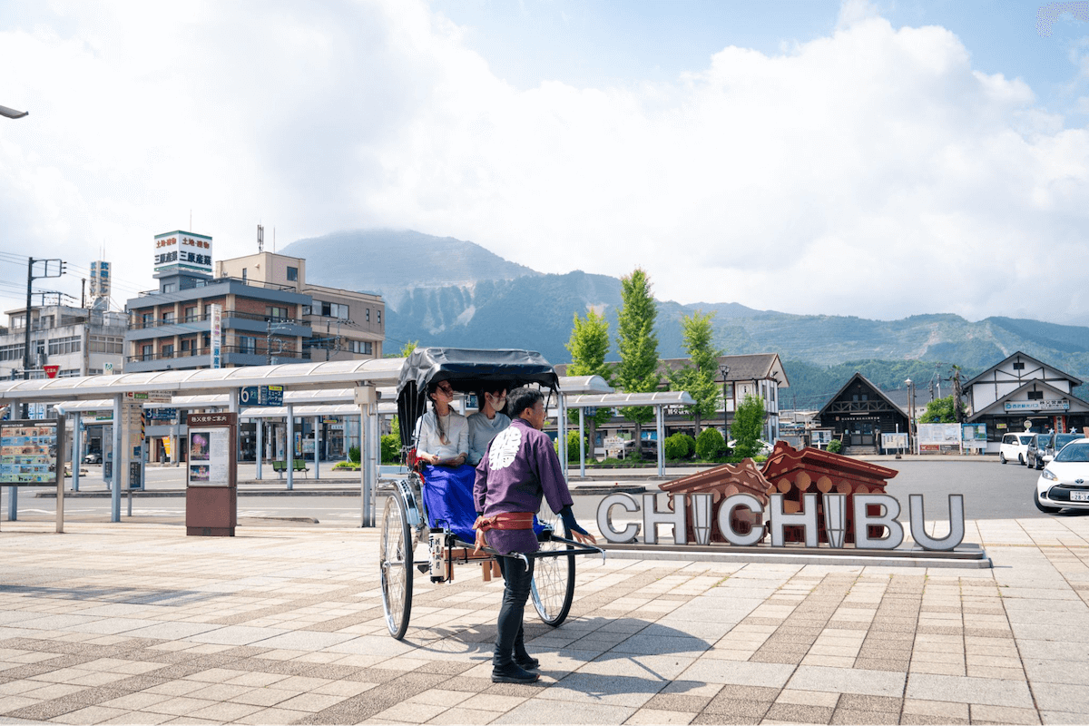 chichiburesort's tweet photo. 【秩父の魅力を何倍も楽しめる！旅のコンシェルジュ「人力車 花鳥風月〜秩父〜」】
　
https://t.co/EuahgPZcgT
　
なんと秩父でも人力車で観光案内を楽しめるんです！秩父を知り尽くした車夫さんに案内してもらう秩父の街並みは、一味も二味も違う魅力が盛りだくさんです！ https://t.co/Wrydb9yi3S
