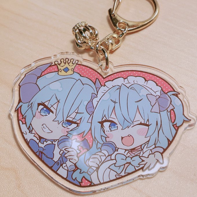 夏コミグッズのアクキー😈👑
オプションで王冠チャームがあったので、こんなん付けるしかないって思って付けました
表面にフィルム付いてるんですが、これが死ぬほど取りにくいので頑張って剥がしてください… 