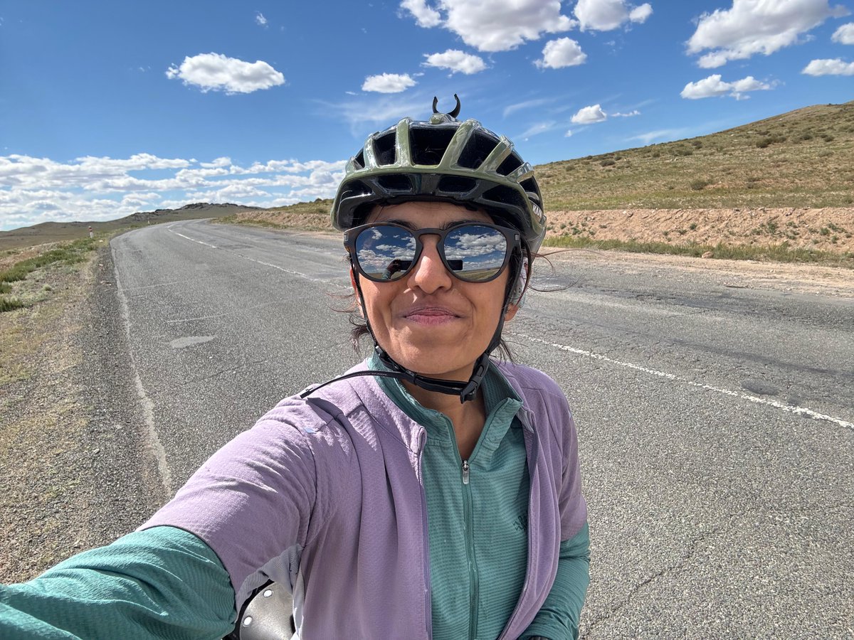 IndiainMongolia's tweet photo. 2024 оны 7-р сарын 17-ноос 2024 оны 7-р сарын 27-ны хооронд Баян-Өлгий-Улаанбаатар чиглэлд 1500 км гаруй замыг дугуйгаар аялсан 25 настай залуу
@thisisvedangi -д баяр хүргэе. Унадаг дугуйгаар дэлхийг хамгийн богино хугацаанд тойрох анхны эмэгтэй болж Гиннесийн амжилтыг эвдэх зорилготой энэхүү залуу бүсгүйд Элчин сайд ноён Атул Малхари Готсурве баяр хүргэж, цаашдын аялалд нь амжилт хүсэв. #भारत #India #WomenEmpowerment #Cyclist #Adventure
@MEAIndia @IndianDiplomacy @mansukhmandviya @NominChinbat